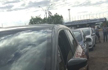 Los argentinos están esperando en Falcón desde tempranas horas.