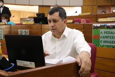Amado Florentín (PLRA), senador. Pidió al pleno postergar el pedido de préstamo del Ejecutivo para la AFD.