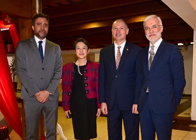 El embajador Británico en Paraguay, Ramin Navai; la  embajadora del Japón Nakatani Yoshie; el embajador del Líbano, Hassan Hijazi; y Jorge Noval. 