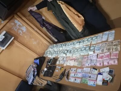 Armas, dinero, documentos y otros objetos encontrados en manos de los detenidos