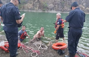 Momento en que bomberos voluntarios y la Policía Nacional realizaban la búsqueda del cuerpo.