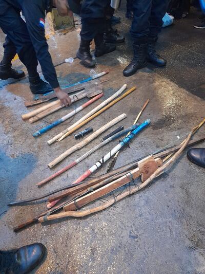 Algunos elementos incautados en poder de los manifestantes frente al TSJE este viernes.