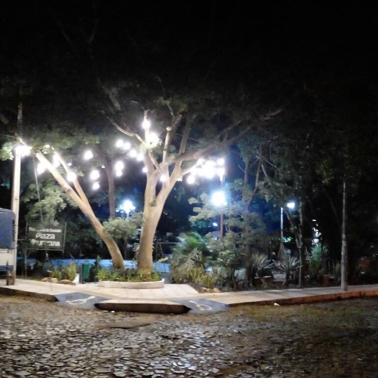 Así lucía la plaza, hasta antes que se corte la energía eléctrica. (gentileza).