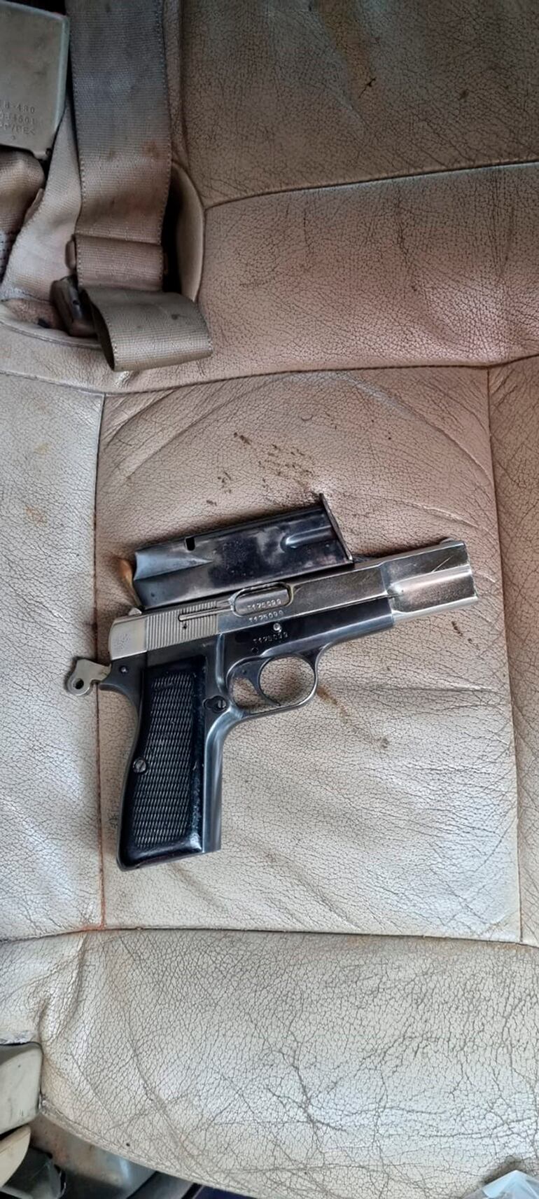 En poder del único detenido durante el procedimiento fue encontrada una pistola calibre 9mm.