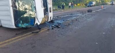 La transportadora de encomienda chocó y quedó sobre la calzada de la ruta PY01.