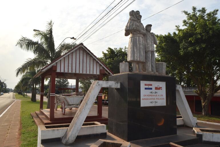 Monumento recordatorio de la inmigración polaca en Itapúa.