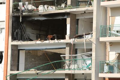 Fotografía de la fachada de un edificio el cual ha sufrido una explosión, por causas que aún se desconocen, hoy, en Montevideo (Uruguay).