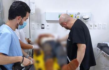 El herido fue trasladado hasta el Hospital Regional donde quedó internado en grave estado.