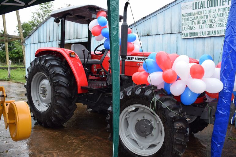 Tractor agricola entregado por el MAG a productores agrícolas nepomucenos