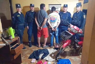 Agentes de la Comisaría N°2 Santa Librada junto a los Padre e Hijo detenidos por ola de asaltos.