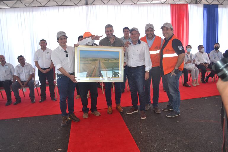 Representantes del Concosorcio Vial Bioceanica hicieron entrega de un obsequio al presidente Abdo.