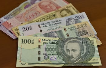 billetes dinero en efectivo guaraníes plata cien mil aguinaldo sueldo salario