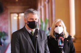 El ministro Arnaldo Giuzzio en la conferencia de prensa de esta mañana tras la reunión con el presidente Mario Abdo.