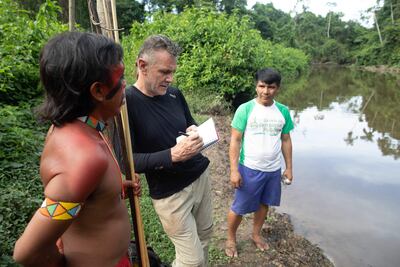 Dom Phillips conversa con dos indígenas en la aldea Maloca Papiú, estado de Roraima en Brasil.