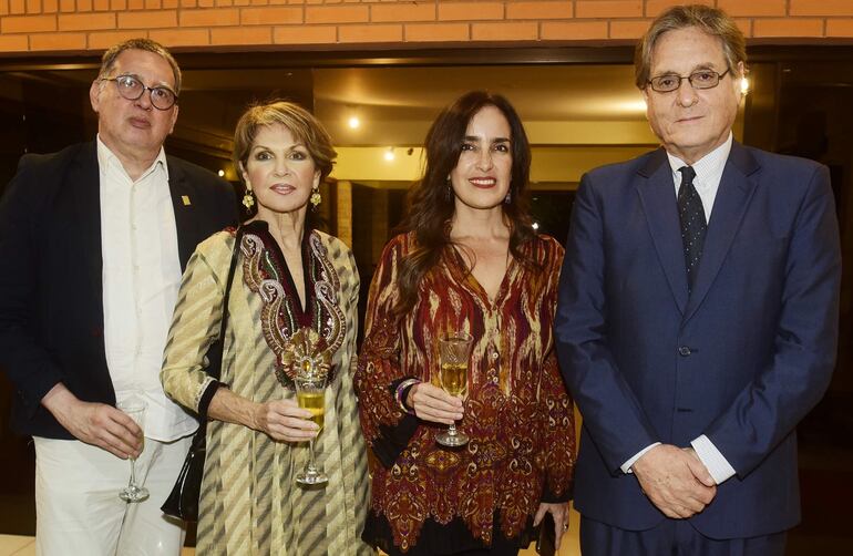 Félix Toranzos, Margarita Morselli, María Eugenia Hidalgo y el embajador del Ecuador, Santiago Apunte Franco.