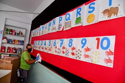 Un operador de la empresa municipal 'Servicios de Nápoles' limpia aulas en Nápoles, Italia.