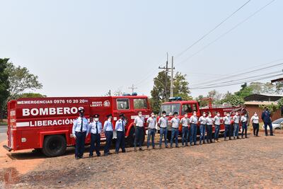 Momento en que los miembros del Cuerpo de Bomberos reciben las dos carrobombas por parte del presidente.