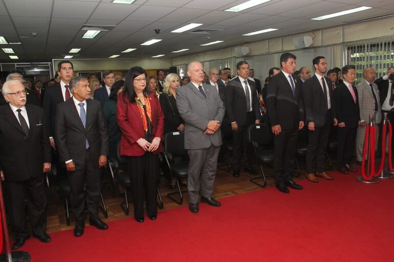 Los ministros de Corte Manuel Ramírez Candia, María Carolina Llanes, Luis María Benítez Riera y Víctor Ríos, participaron del acto de asunción al cargo del nuevo titular del Ministerio Público, Dr. Emiliano Rolón Fernández.