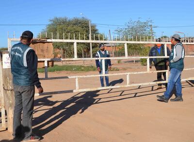 Indígenas de Uje Lhavos controlan el acceso a su comunidad.