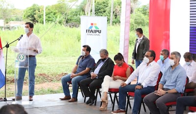 El cuestionado director interino de Itaipú (de pie) en un acto de la binacional junto al presidente Mario Abdo Benítez.