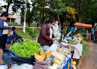 Los integrantes de la comisión de feriantes de San Ignacio ofertan sus productos caseros, como frutas y verduras frescas.