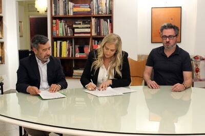 Vivianna Dioverti, directora de Fundación Texo, firma el acuerdo.