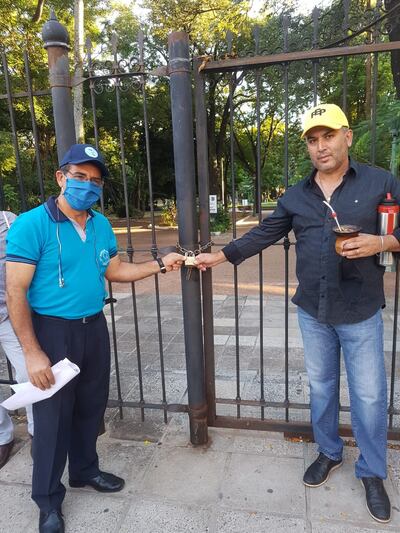 Docentes reclamaron que el portón de la Plaza Uruguaya esté cerrado