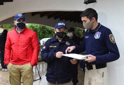 El fiscal Lorenzo Lezcano (i) junto al jefe de Contra el Crimen Organizado, Crio. Princ. César Silguero (c), durante los operativos.