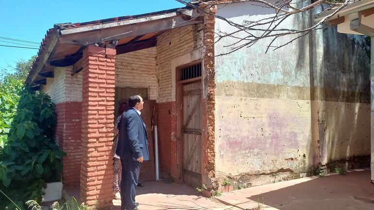 Esta sala de clases, cuya construcción es muy antigua, está clausurada por temor a derrumbe, en la escuela, doctor Juan José Soler de Villa Elisa.