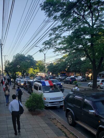 Los trabajadores montaron su carpa de la resistencia frente al Hospital de Clínicas, sobre la avenida Mcal. López.