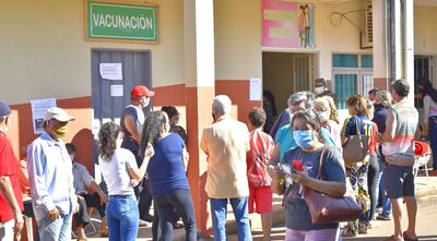 Aglomeración de los adultos mayores y acompañantes fue la tónica en el primer día de vacunación en Villarrica.