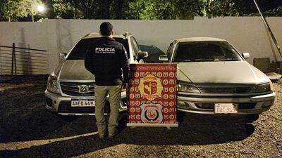 Dos vehículos robados fueron recuperados esta tarde durante un rastrillaje policial ejecutado en el barrio San Rafael de Ciudad del Este. La incursión fue en busca de asaltantes que robaron un cajero automático, el miércoles pasado, pero los sospechosos terminaron huyendo.