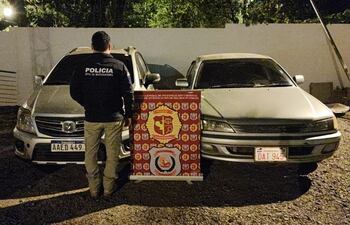 Dos vehículos robados fueron recuperados esta tarde durante un rastrillaje policial ejecutado en el barrio San Rafael de Ciudad del Este. La incursión fue en busca de asaltantes que robaron un cajero automático, el miércoles pasado, pero los sospechosos terminaron huyendo.