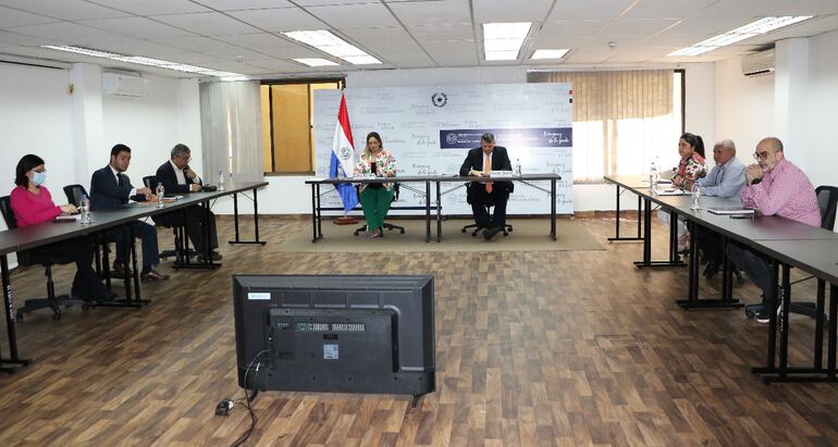 Reunión entre la mesa técnica de padres y autoridades del MEC, Zulma Morales y Óscar Stark. 