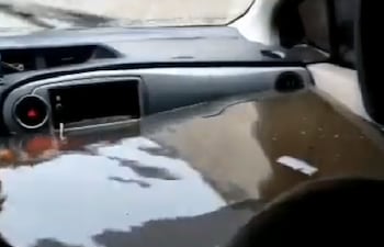 Así quedó el auto varado en una raudal, tras las lluvias de este jueves.