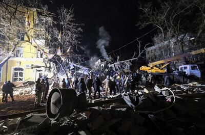 Rescatistas ucranianos trabajan en el lugar tras un ataque con cohetes contra un edificio residencial en la ciudad de Kramatorsk en el área de Donetsk, Ucrania, el 01 de febrero de 2023 en medio de la invasión rusa.