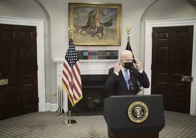 El presidente norteamericano Joe Biden se retira el tapabocas antes de hablar en el salón Roosevelt en la Casa Blanca, en Washington, DC.