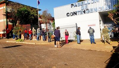 En promedio se toman 100 muestras diarias en Ciudad del Este. Con suerte el resultado llega en 10 días. Cada mañana, unas 300 personas forman filas con paciencia.