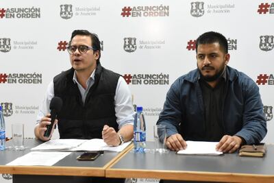 En conferencia de prensa Federico Mora, director de Gabinete y Oscar Fleitas, abogado de la Asesoría Jurídica (der.).