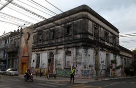 Edificios que en sus fachadas cuentan la historia de Asunción, al estar abandonados están desapareciendo.