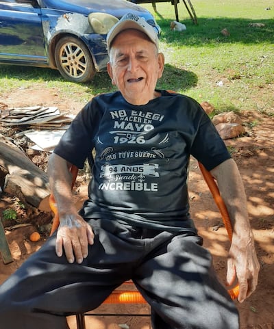 Venancio Barrios en el patio de su vivienda de Itá Ybaté.