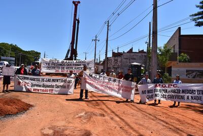 Comerciantes afectados por la obra del túnel en Tres Bocas se manifestaron hoy lunes para exigir el pago de una indemnización por lucro cesante