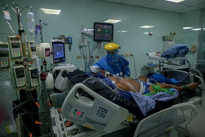 Una enfermera atiende a un paciente infectado con el nuevo coronavirus COVID-19 en la Unidad de Cuidados Intensivos del Complejo Hospitalario Dr. Arnulfo Arias Madrid, en la ciudad de Panamá.