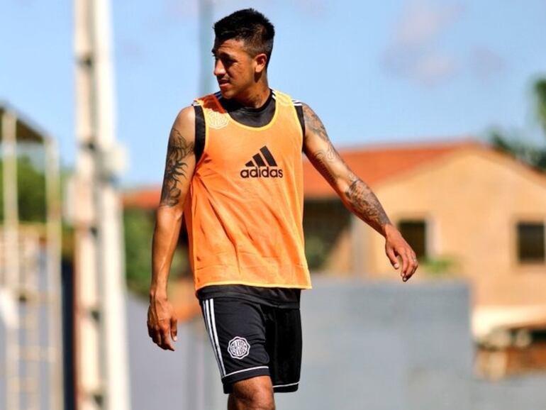 El lateral uruguayo Robert Ismael Ergas Moreno (22) en la práctica de Olimpia.