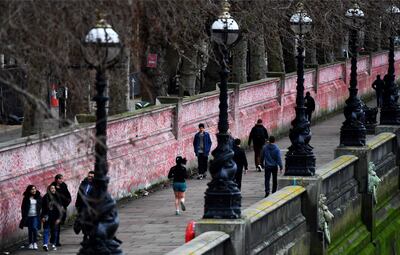 La gente camina a lo largo del Muro Conmemorativo de Covid-19 en Londres, Gran Bretaña, 09 de febrero de 2022. Aunque los casos y hospitalizaciones de Covid-19 continúan cayendo en Gran Bretaña, la muerte de Covid-19 en el Reino Unido La tasa sigue siendo alta con más de trescientas muertes diarias.