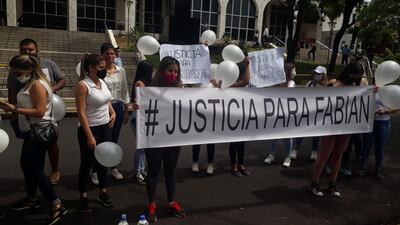 Familiares y amigos de Fabián Marín reclaman justicia por su asesinato, en la explanada del Palacio de Justicia. El principal sospechoso es Gregorio "Papo" Morales.