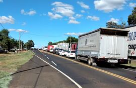 Camioneros de Misiones están apostados al costado de la Ruta PY01, Mariscal López, en el cruce Santa María, distrito de San Ignacio. No hay cierre de ruta. (Archivo).