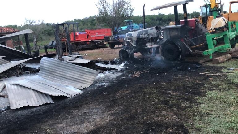 La sede de la administración de la estancia fue quemada, y el fuego alcanzó maquinarias y motocicletas.