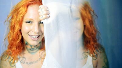 Elena lanzó “Me gustas” como corte promocional de su EP llamado “SMS”.