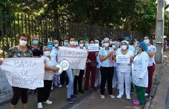 Personal de salud y familiares de pacientes del Ineram protestaron frente a la institución para exigir la provisión de medicamentos imprescindibles para el tratamiento del COVID-19.